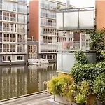 Sm Center Located Room On The Canal