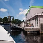 Minties Houseboat