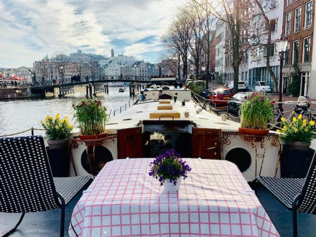 Romantic Houseboat Bed & Breakfast *