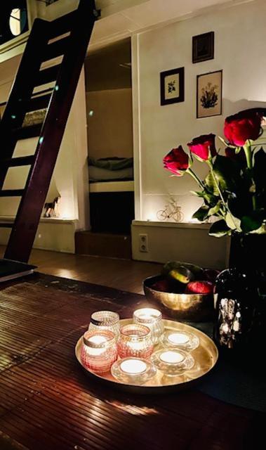 Romantic Houseboat Bed & Breakfast
