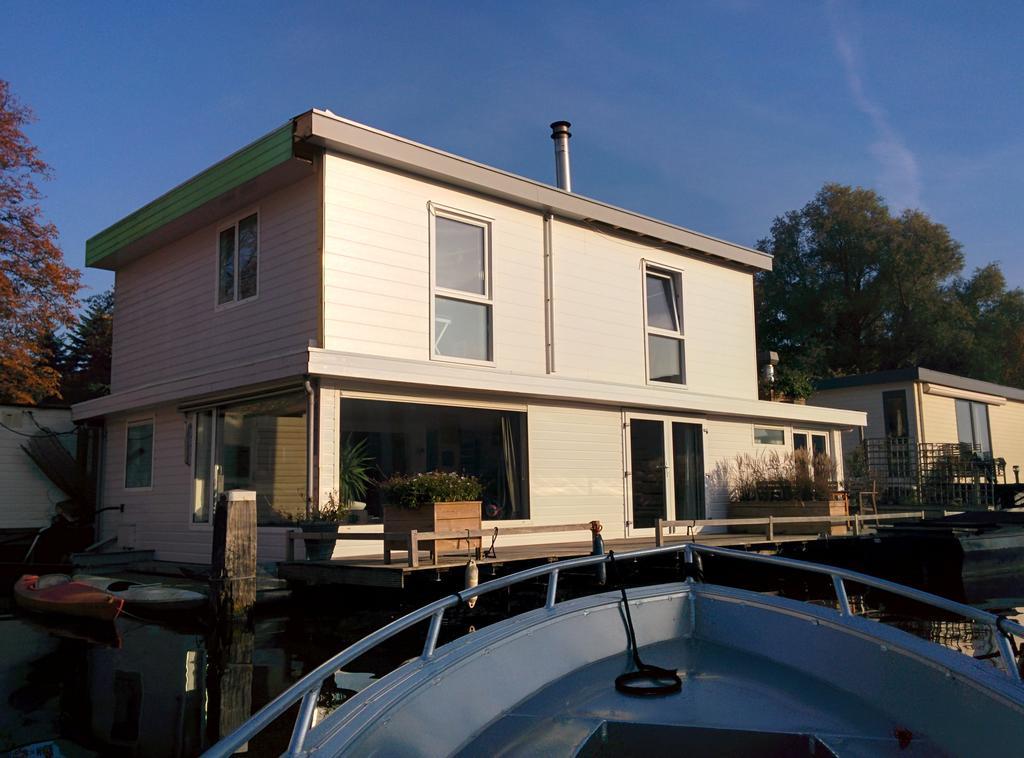 Minties Houseboat Bed & Breakfast 2*