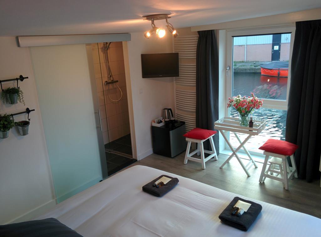 Minties Houseboat 2*