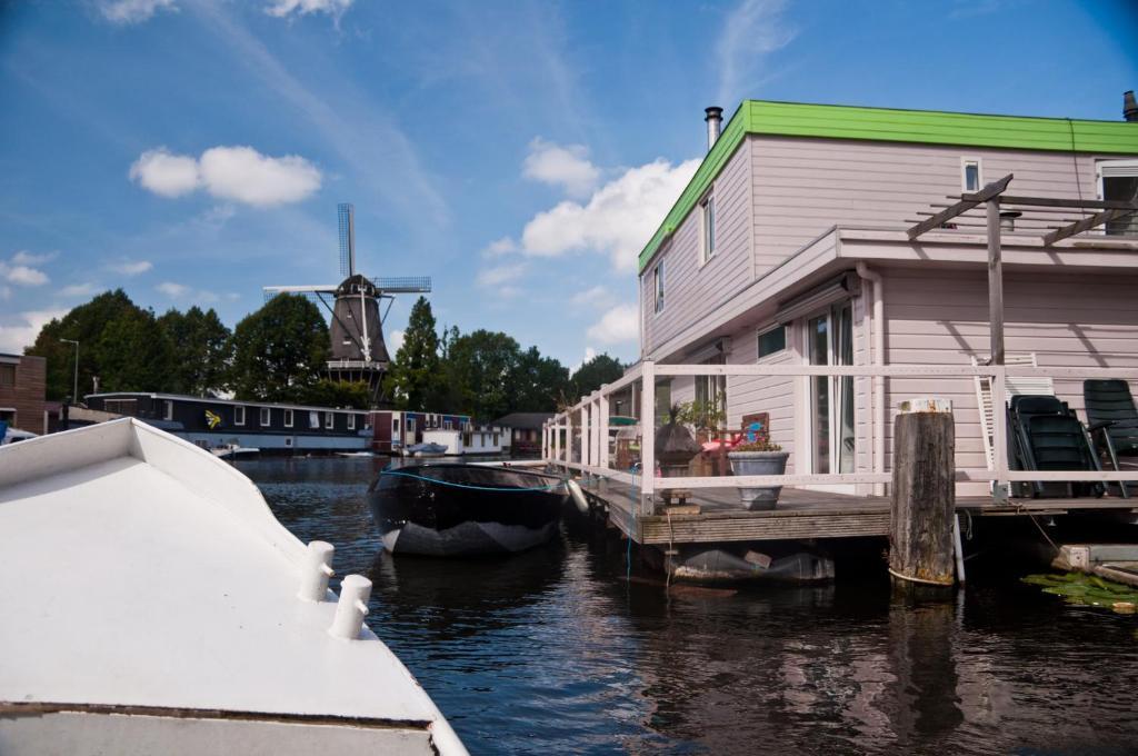 Minties Houseboat Bed & Breakfast