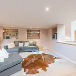 Hip Split Level Apartment On The Ground Floor