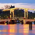 Tiny Houseboat B&B On The Amstel River