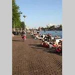 Tiny Houseboat B&B On The Amstel River