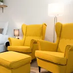 Clean And Modern Nassau Canal Apartment