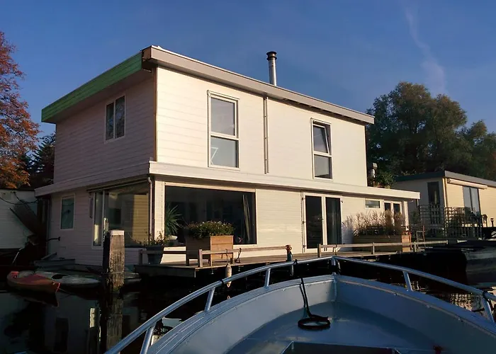 Minties Houseboat
