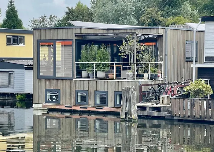 Nova Houseboat Deluxe Free Bikes