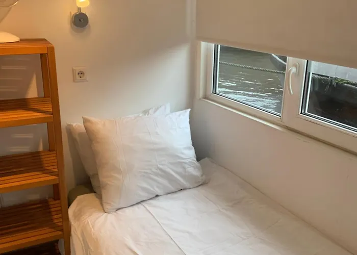 Tiny Houseboat B&B On The Amstel River