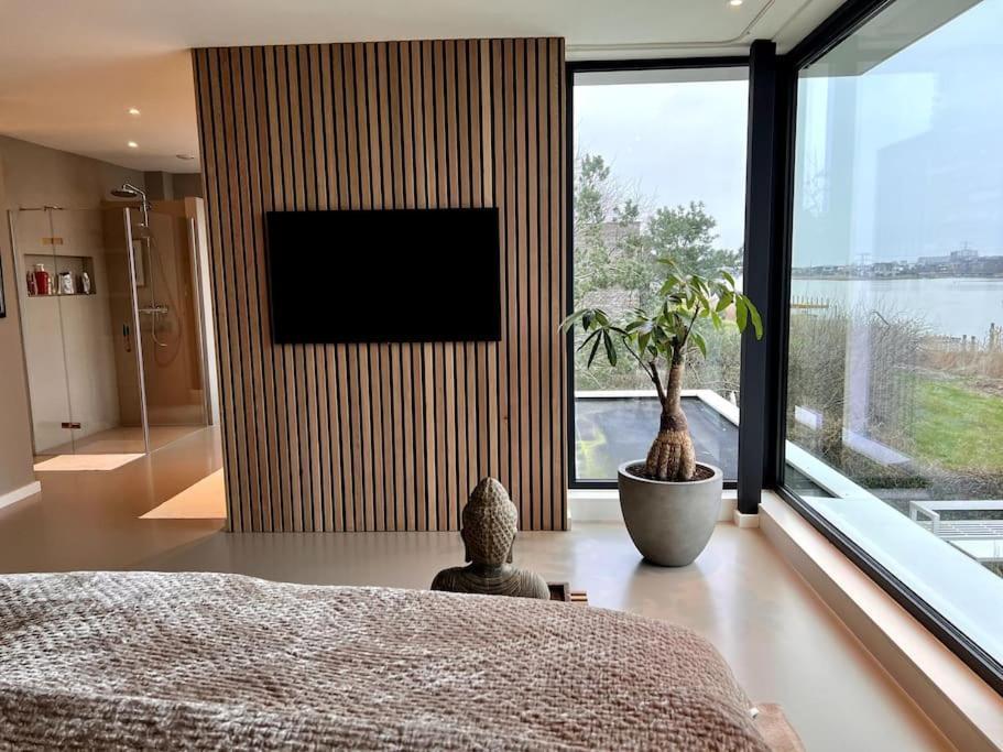 Luxury Waterfrontvilla *