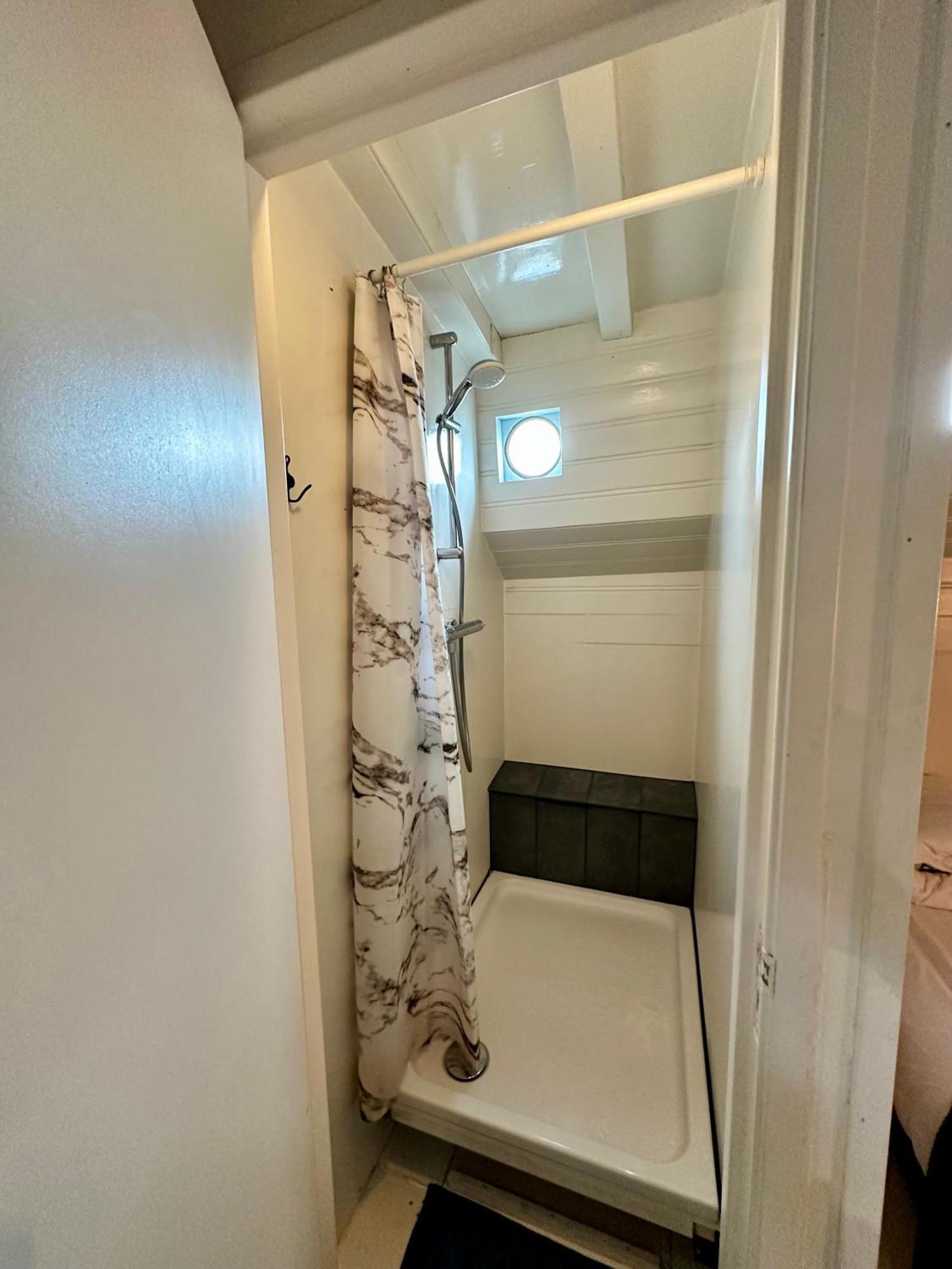 Homestay Houseboat In