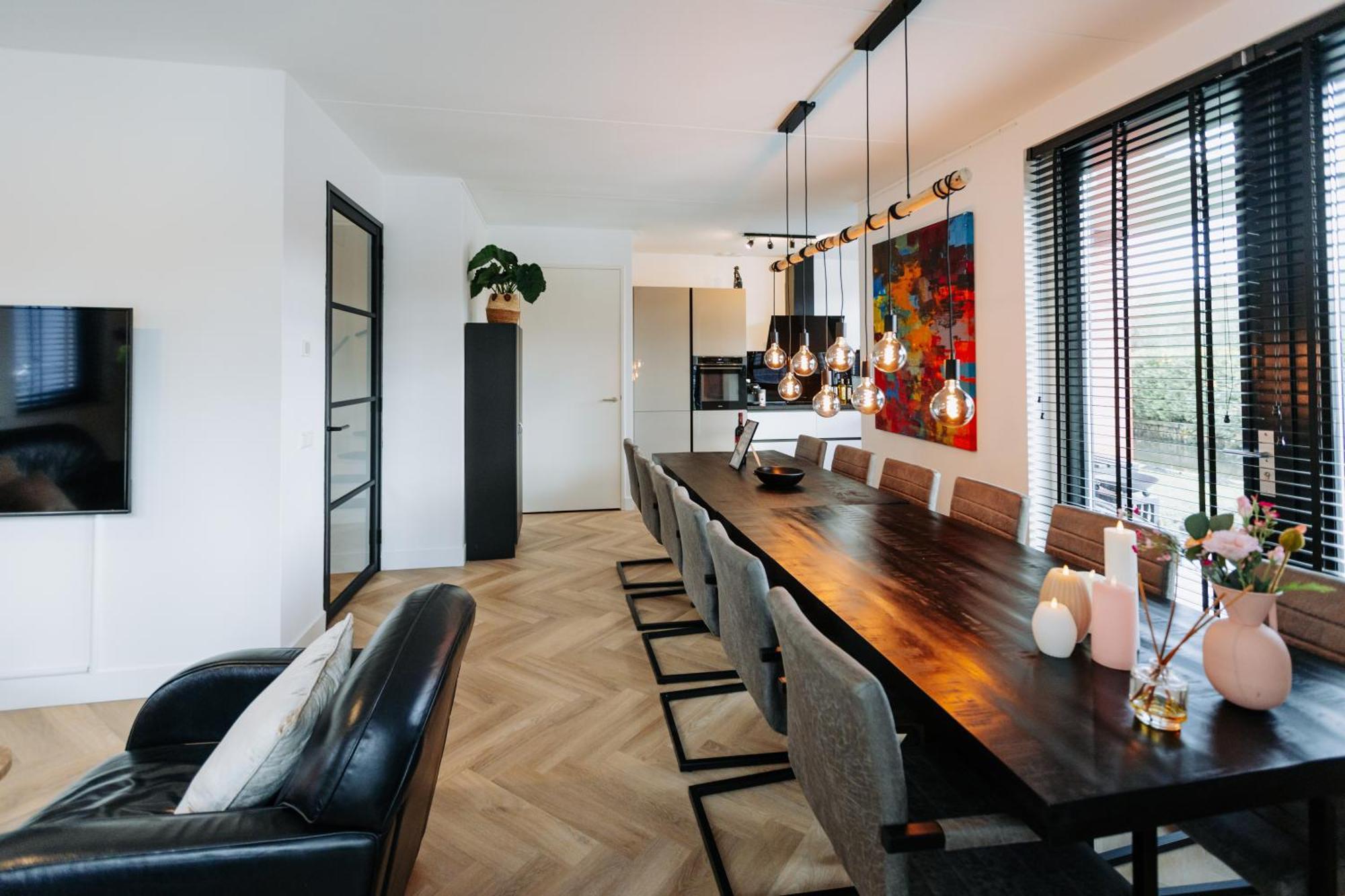 Dutch Design With 6 Luxurious Bedrooms