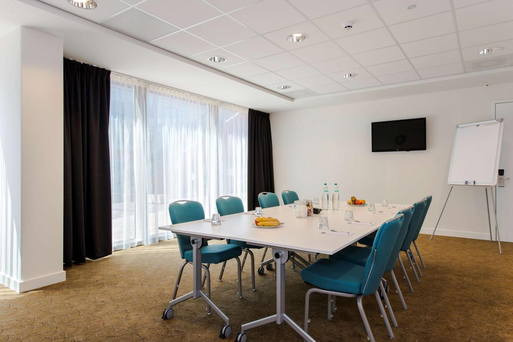 Hotel Hampton By Hilton Arena Boulevard 3*