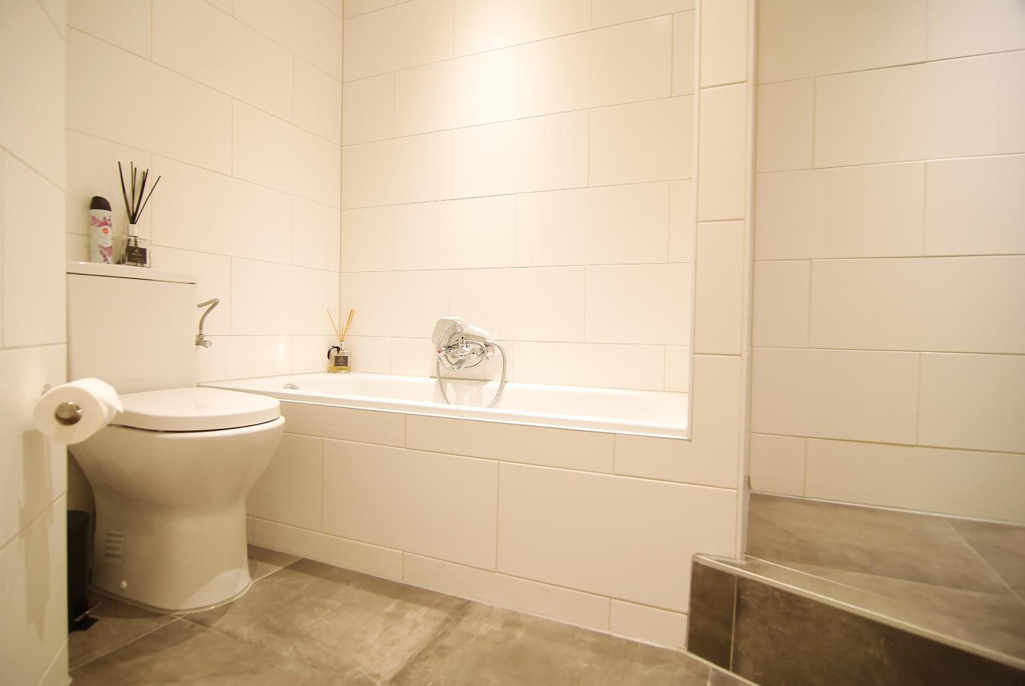 Apartment Stunning 2 Bedroom Apt. Heart Of The City! *