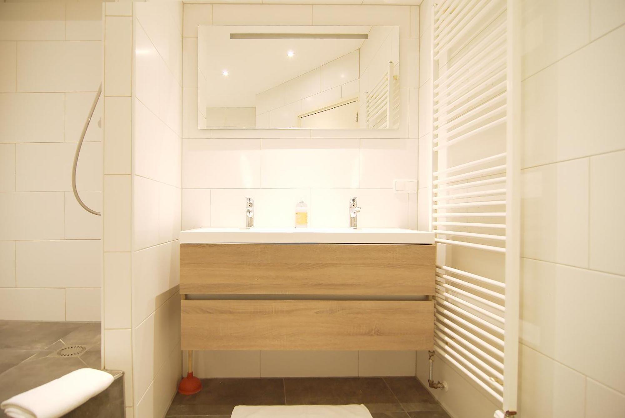 Stunning 2 Bedroom Apt. Heart Of The City! *