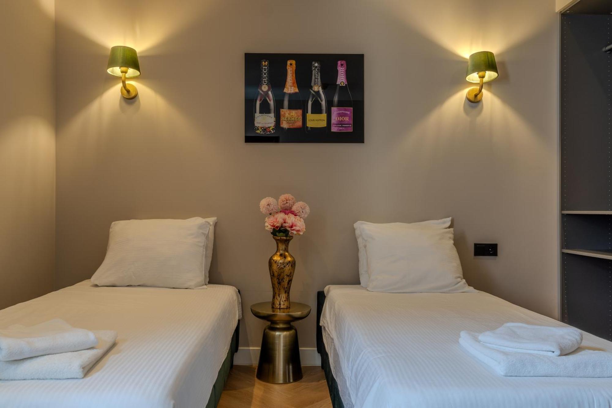 Hotel 83