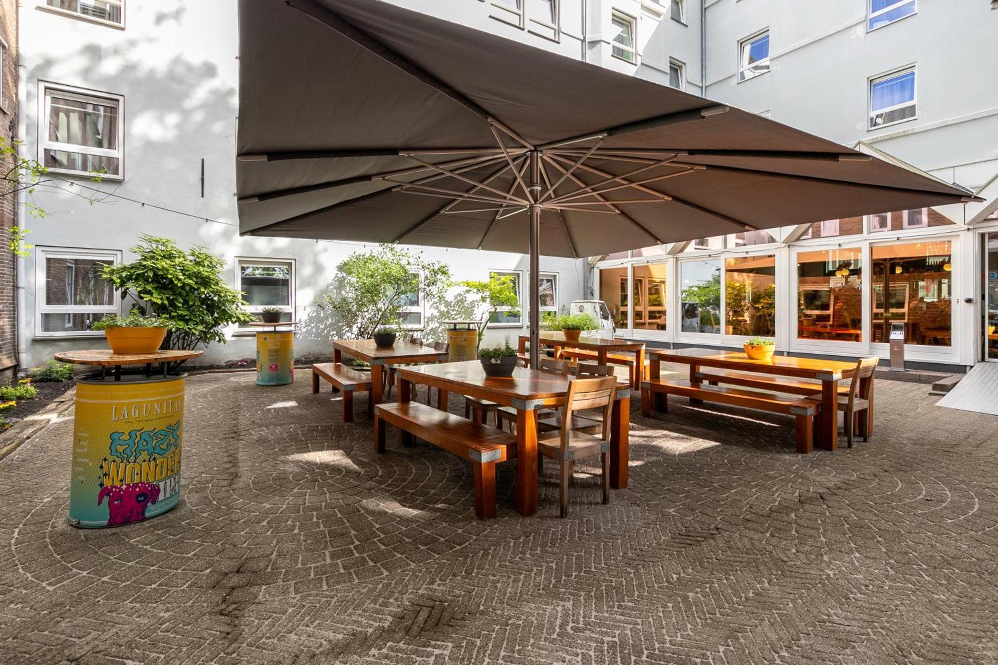 Hans Brinker Hostel *