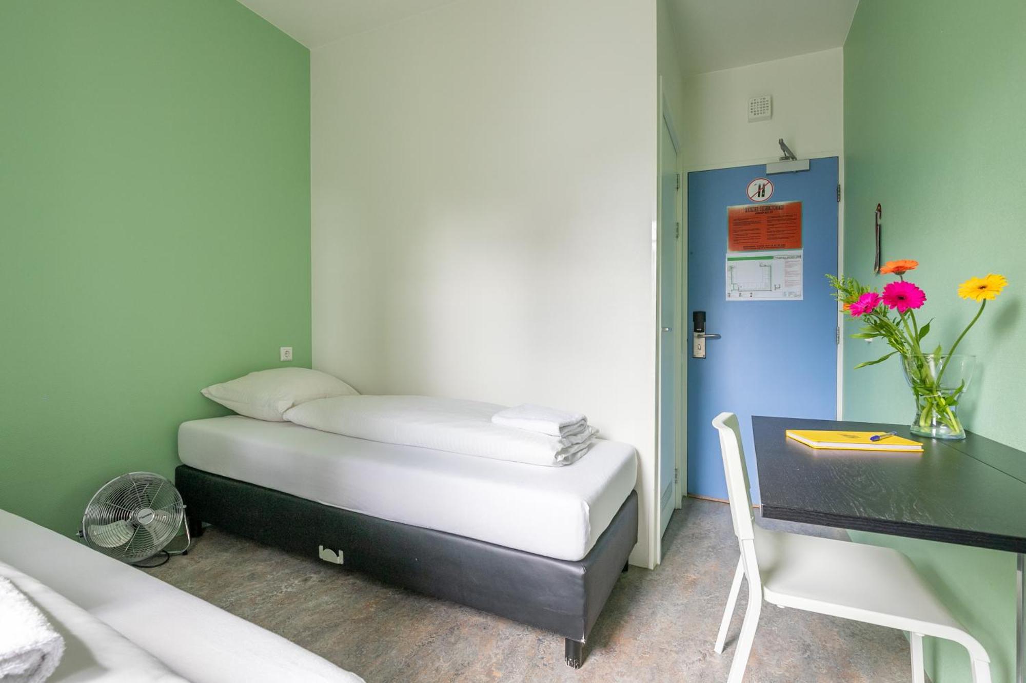 Hans Brinker Hostel *