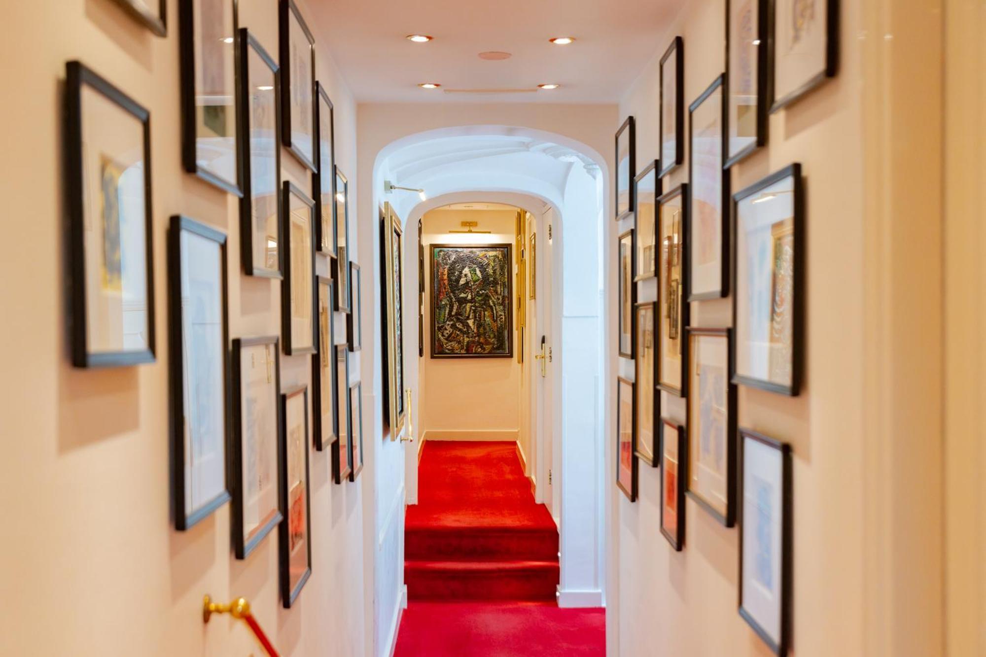 Hotel Ambassade 4*