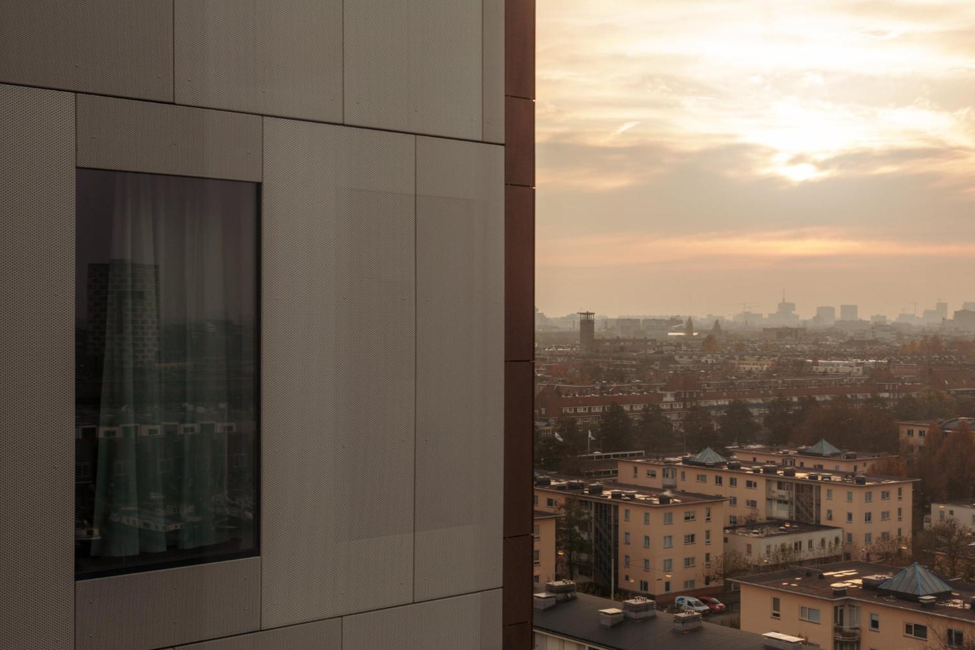 - The Niu, Fender Hotel