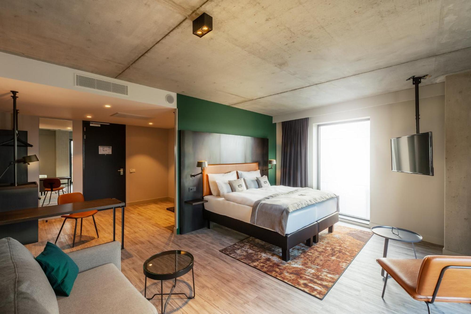 - The Niu, Fender 4* Amsterdam