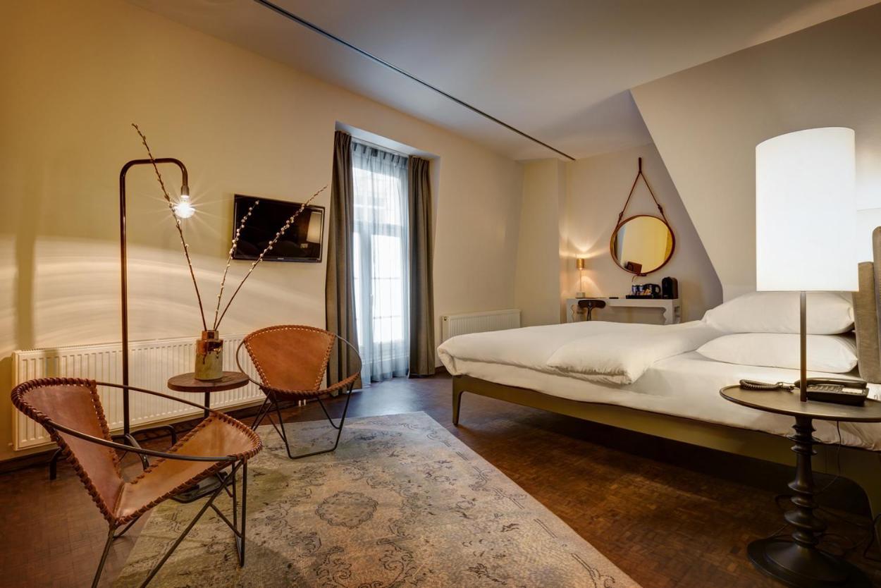 V Nesplein 4*