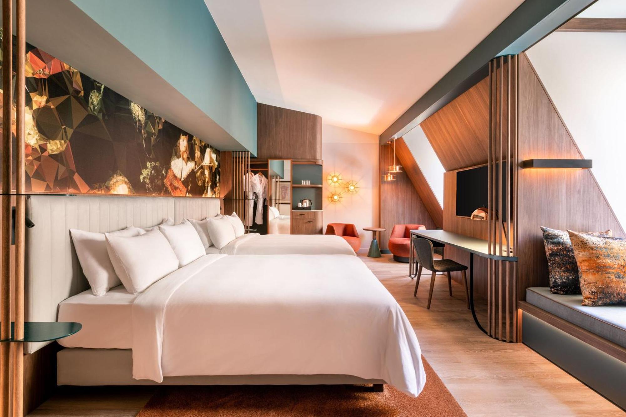 Renaissance Hotel 5*