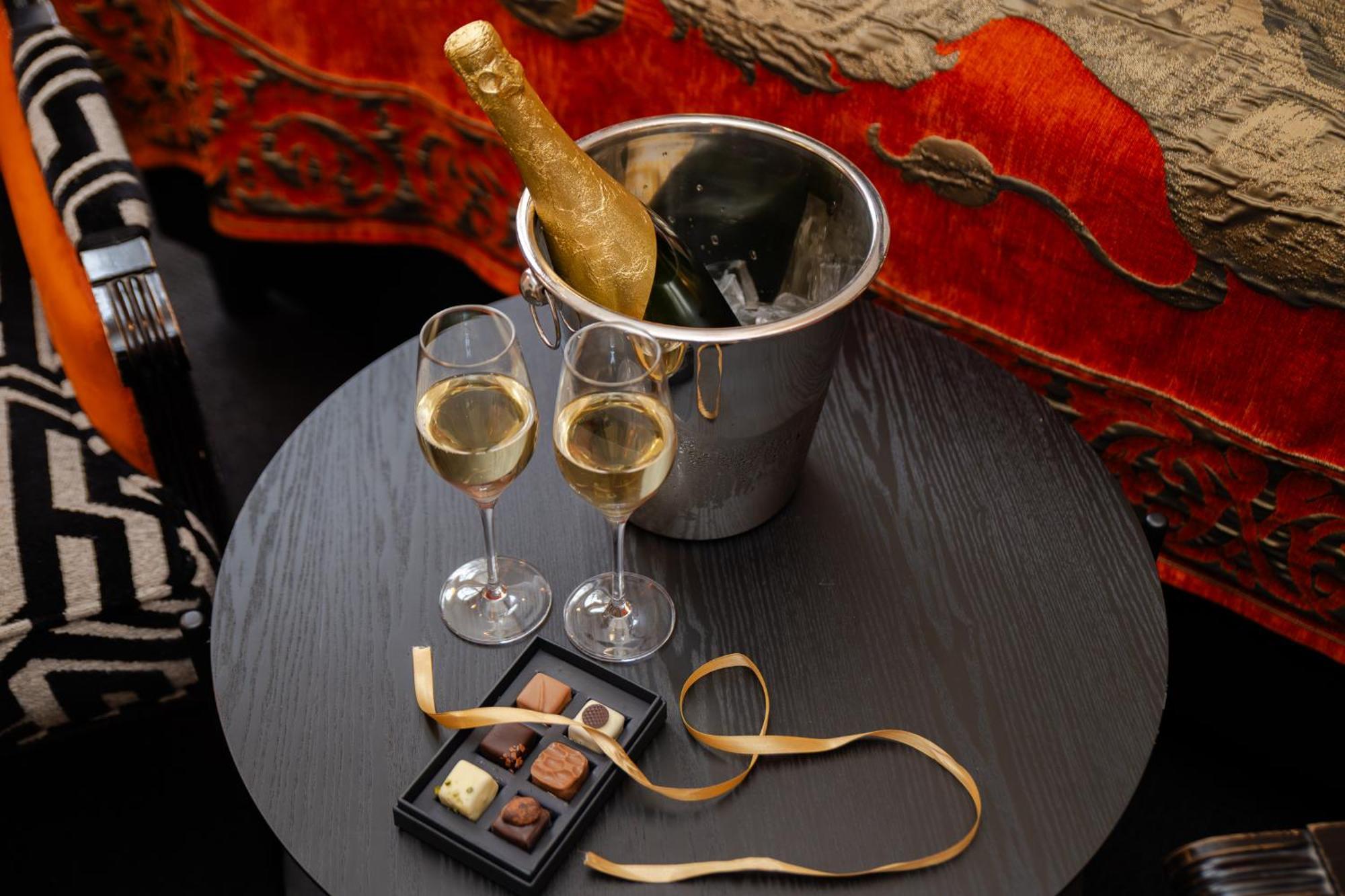 Ambassade Hotel 4*