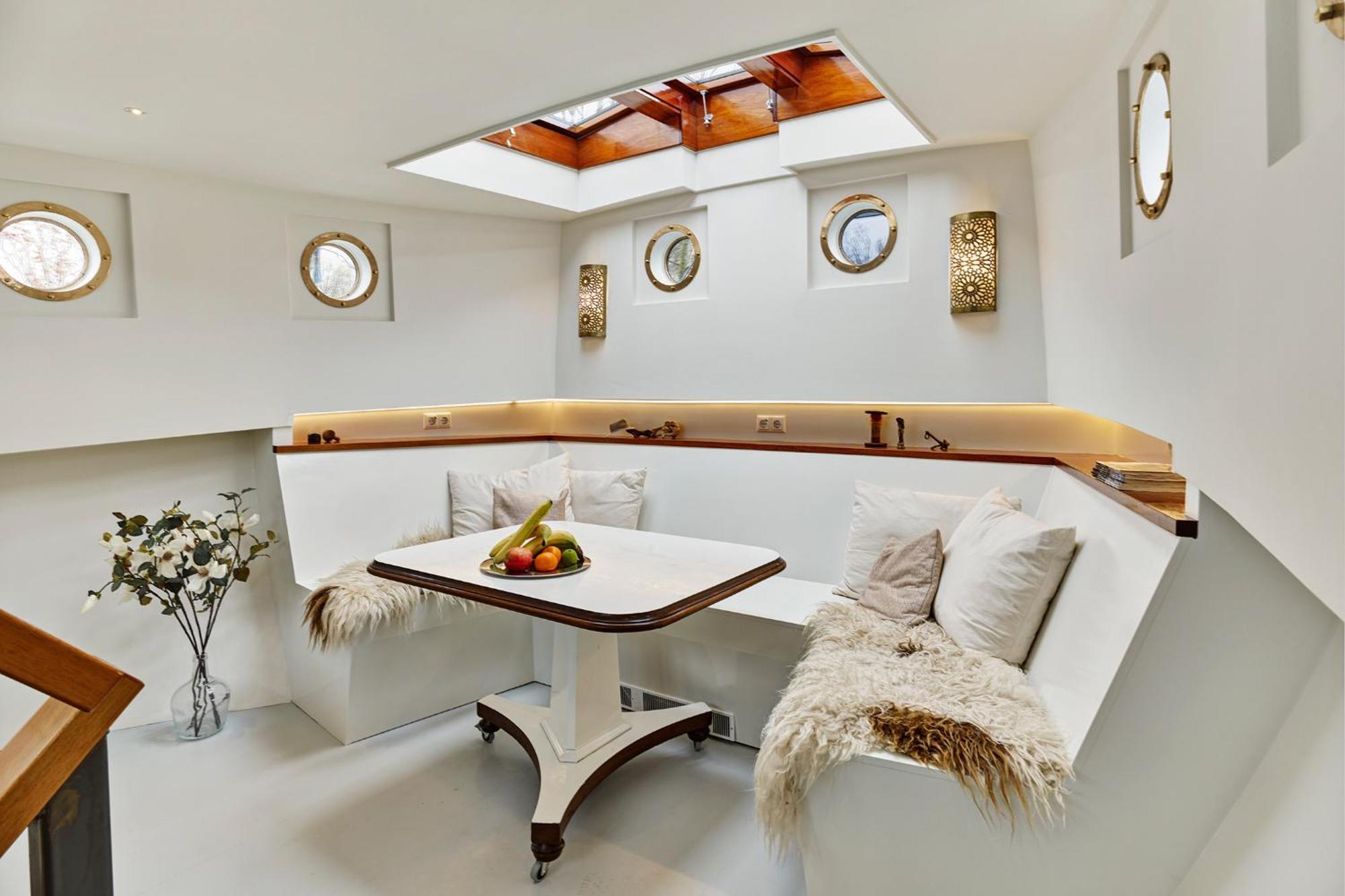 A304 Romantic Seaship In Center Botel *