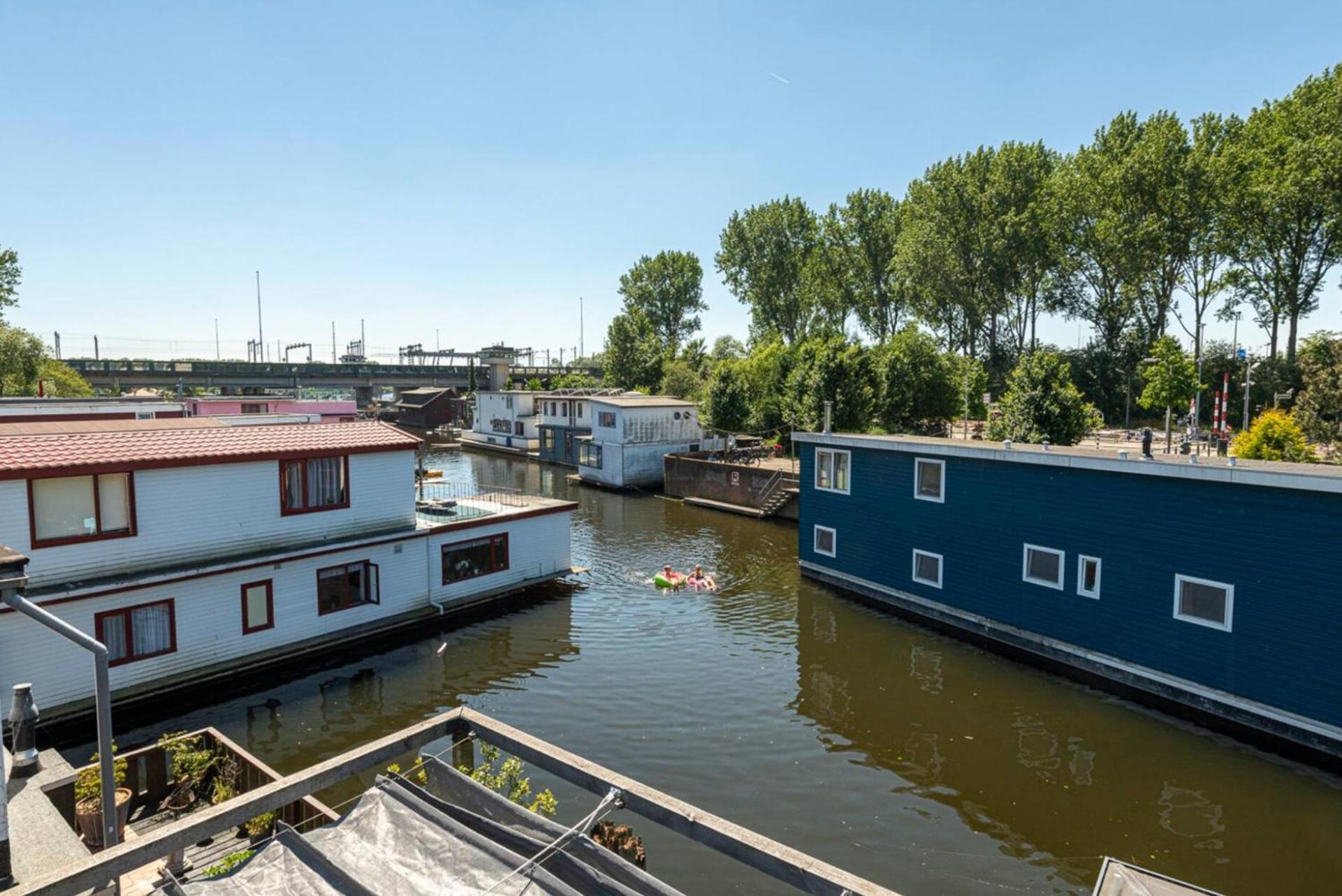 Nova Houseboat Deluxe Free Bikes Amsterdam