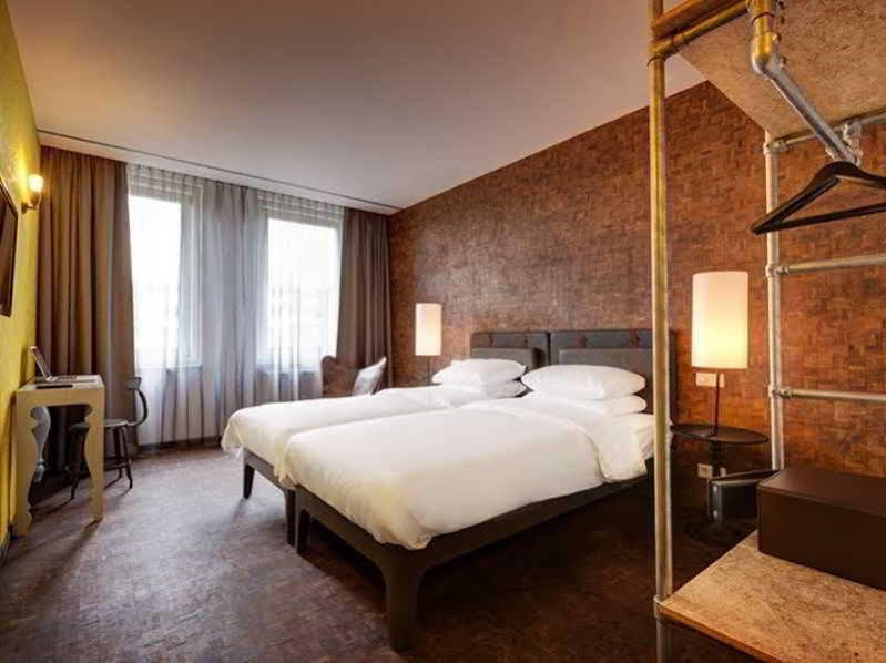 V Nesplein 4*