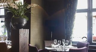 Trianon Annex Hotel