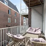 Comfortable Central Apartment With Private Balcony