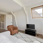 Central Top Floor Apartment With Private Balcony - Apt 3