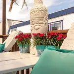 House Boat Studio With Waterfront Terrace