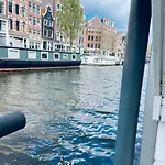 Houseboat Bonnie