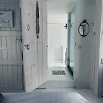 Houseboat Bonnie