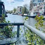 Houseboat Bonnie