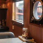 Houseboat-Amsterdam-Classic