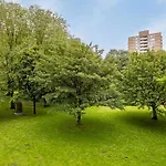 Cozy Retreat With Park Views And Free Parking