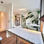 Cozy Retreat With Park Views And Free Parking