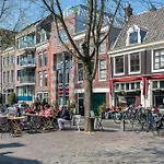 Canal View Amsterdam Apartment