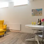 Clean And Modern Nassau Canal Apartment