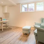 Clean And Modern Nassau Canal Apartment
