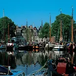 Central & Quiet Canal Apartment