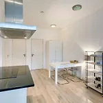 Luxurious Canalview Apt With Patio City Centre