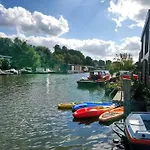 Houseboat Vliegenbos