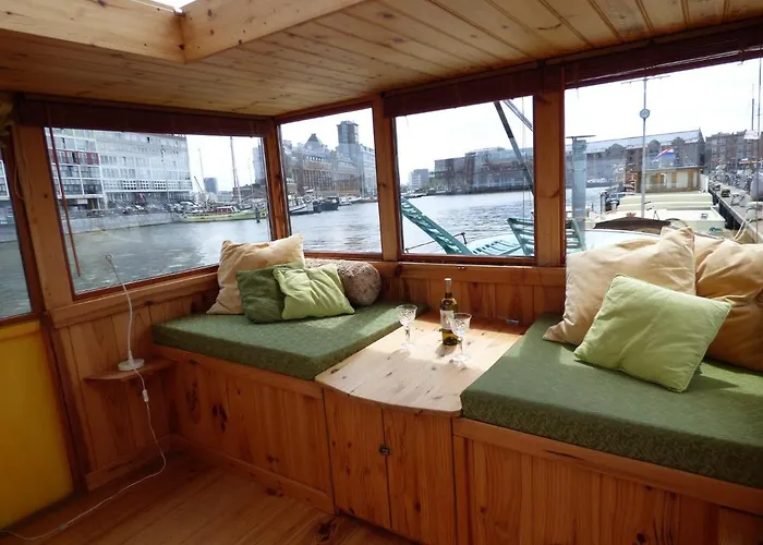 Houseboat Dana
