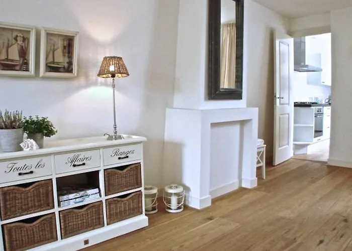 Stylish Canalhouse B